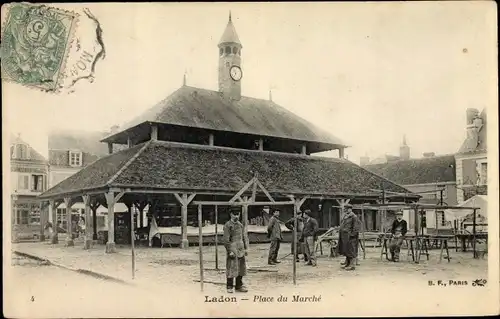 Ak Ladon Loiret, Place du Marche