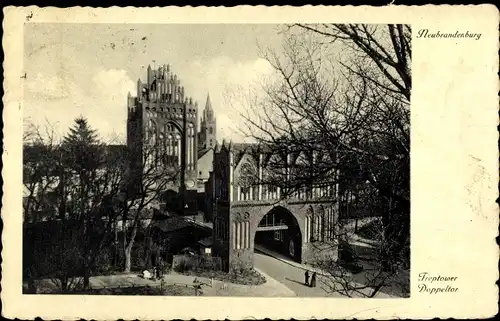 Ak Neubrandenburg in Mecklenburg, Treptower Tor