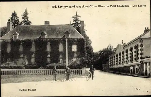 Ak Savigny-sur-Braye Loir et Cher, Place du Petit Chatellier, Les Ecoles