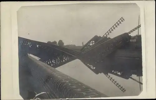 Foto Ak Douai Nord, Gesprengte Eisenbahnbrücke bei Douai 1915