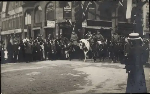 Foto Ak Wiesbaden in Hessen ?, Kaiser Wilhelm II. von Preußen ?, Parade