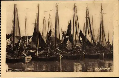 Ak Volendam Nordholland Niederlande, Fischerboote im Hafen, Segelboote