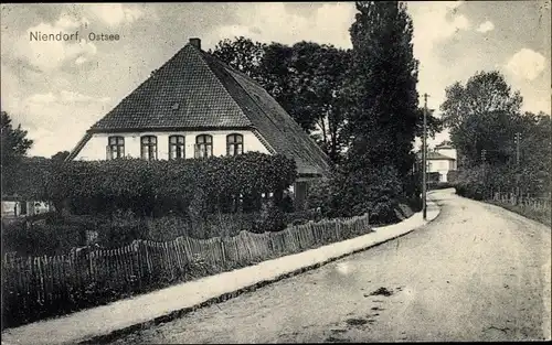 Ak Niendorf Timmendorfer Strand, Straßenpartie, Haus