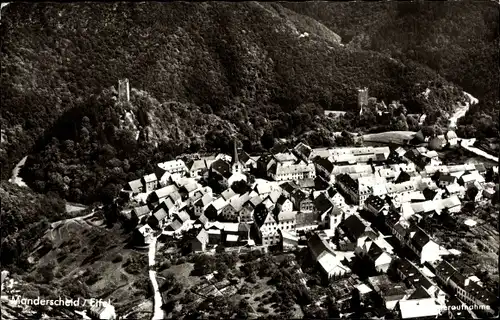 Ak Manderscheid in der Eifel Rheinland Pfalz, Fliegeraufnahme vom Ort