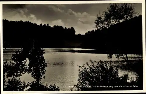 Ak Daun in der Eifel, Abendstimmung im Gemünder Maar