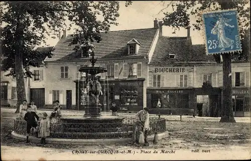 Ak Crouy sur Ourcq Seine et Marne, Place du Marché, Brunnen