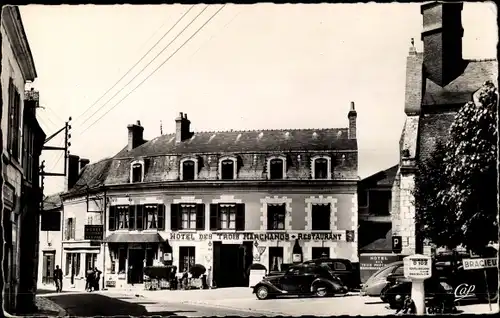 Ak Cour-Cheverny Loir-et-Cher, Place de l'Eglise et Hotel des Trois Marchands