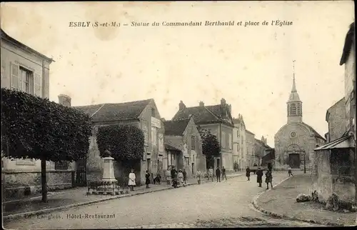 Ak Esbly Seine et Marne, Statue du Commadant Berthauld et place de l'Église