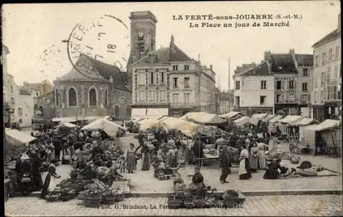 Ak La Ferté sous Jouarre Seine et Marne, La Place un jour de Marche