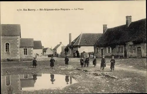 Ak Saint Aignan des Noyers Cher, La Place