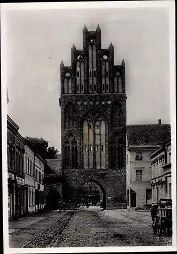 Ak Neubrandenburg in Mecklenburg, Treptower Tor, Stadtseite