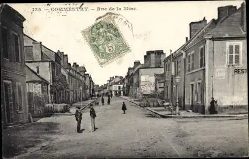 Ak Commentry Allier, rue de la Mine, piétons