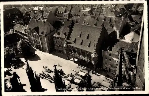 Ak Freiburg im Breisgau, Wochenmarkt und Kaufhaus vom Münsterturm gesehen