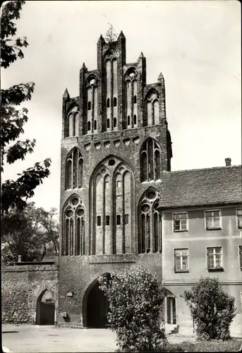 Ak Neubrandenburg in Mecklenburg, Treptower Tor