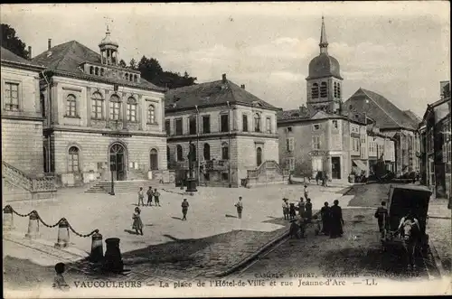Ak Vaucouleurs Meuse, La place de l'Hotel de Ville et rue Jeanne d'Arc