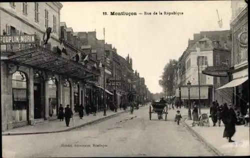 Ak Montluçon Allier, Rue de la République, charrette, piétons