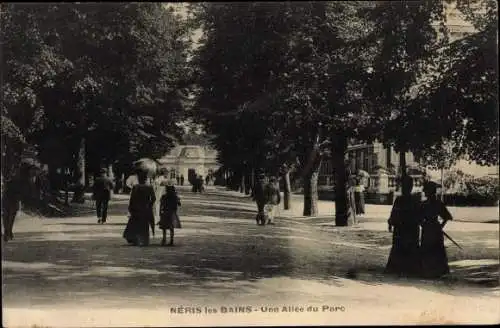 Ak Néris les Bains Allier, Allée dans la Parc, flâneurs