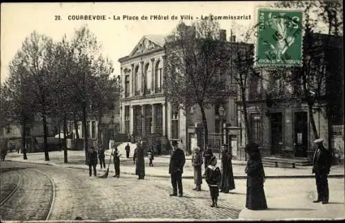 Ak Courbevoie Hauts de Seine, La Place de l'Hotel de Ville, Le Commissariat