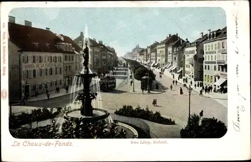 Ak La Chaux de Fonds Kanton Neuenburg, Rue Leop, Brunnen, Tram