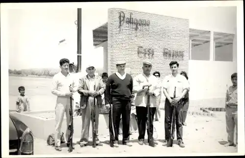 Foto Ak Männer mit Gewehren, Gebäude Poligono Casa Grande