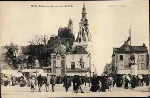 Ak Sens Yonne, L'Esplanade, un jour de Fete