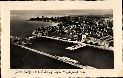 Ak Friedrichshafen am Bodensee, Fliegeraufnahme vom Dampferhafen, Ort
