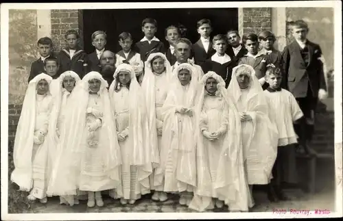 Foto Ak Maule Yvelines, Kinder bei der Konfirmation, Konfirmanden