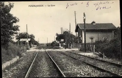 Ak Fourqueux Yvelines, La Gare, Bahnhof, Gleisseite