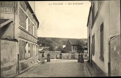 Ak La Falaise Yvelines, Rue principale