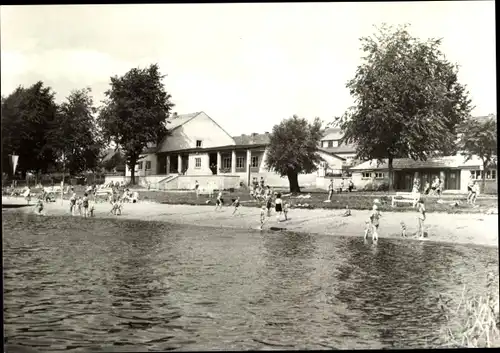 Ak Mirow Mecklenburgische Seenplatte, Bad und Strandhalle, Strandbad, Strandleben