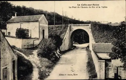 Ak La Celle sur Seine Seine-et-Marne, Le Pont du Chemin de Fer et la Vallee