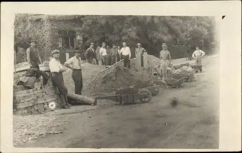 Foto Ak Bauarbeiter, Baustelle, Schubkarren, Straßenpartie