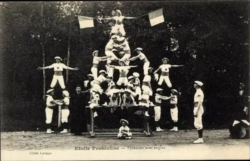 Ak Fougères sur Bièvre Loir et Cher, Etoile Fosséenne, Pyramide avec engins