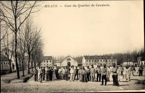 Ak Meaux Seine et Marne, Cour du Quartier de Cavalerie