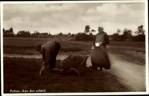 Ak Putten Gelderland, Aan den arbeid, Bauern bei der Feldarbeit