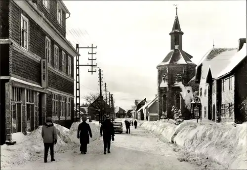 Ak Neustadt am Rennsteig Großbreitenbach Thüringen, Straßenpartie im Schnee