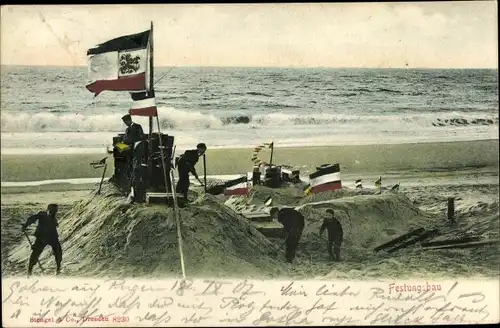 Ak Festungsbau, Kinder bauen Sandburgen am Strand, Fahnen