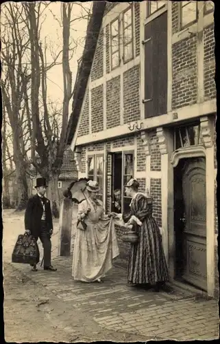 Foto Ak Frauen in historischen Kleidern, Fachwerkhaus