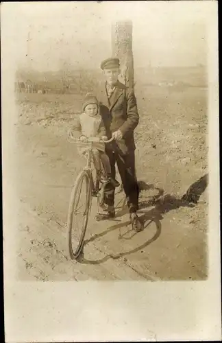 Foto Ak Mann und Kleinkind mit Fahrrad