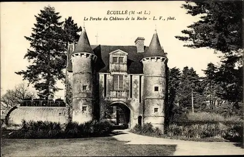 Ak Écuillé Maine et Loire, Le Porche du Chateau de la Roche