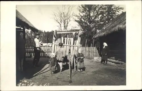 Foto Ak Kinder und Mann auf einem Bauernhof