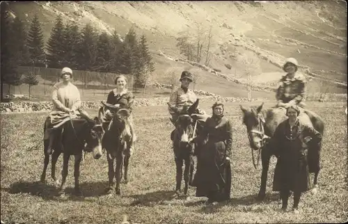 Foto Ak Frauen auf Pferd und Eseln