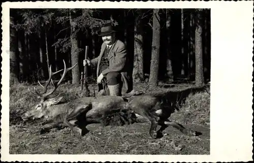 Foto Ak Jäger mit erlegtem Hirsch