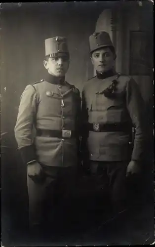 Foto Ak Zwei KuK Soldaten in Uniformen