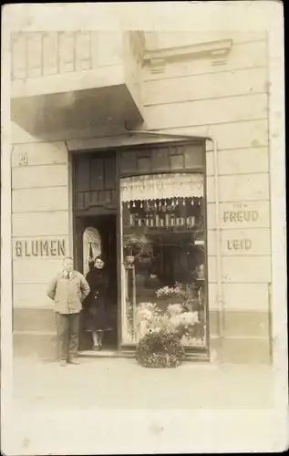 Foto Ak Mann und Frau vor einer Blumenhandlung, Ewiger Frühling für Freud und Leid