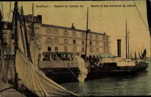 Ak Honfleur Calvados, Depart du bateau du Havre et ses barques de peche