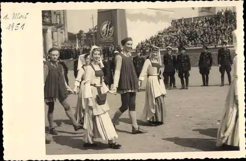 Foto Ak 1 Mai 1951, Festumzug, Zuschauer, Soldaten