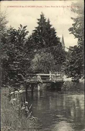 Ak Corneville les Cloches Eure, Vieux Ponte de la Cour de l'Abbatiale