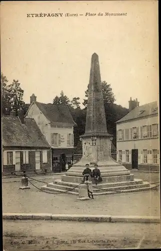 Ak Etrépagny Eure, Place du Monument