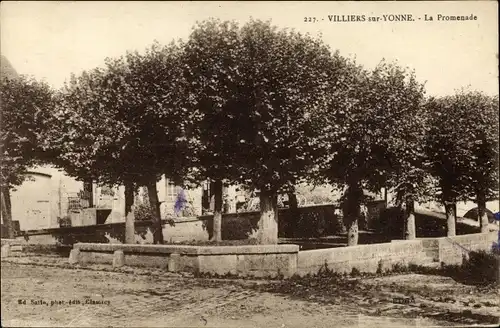 Ak Villiers sur Yonne Nievre, La Promenade